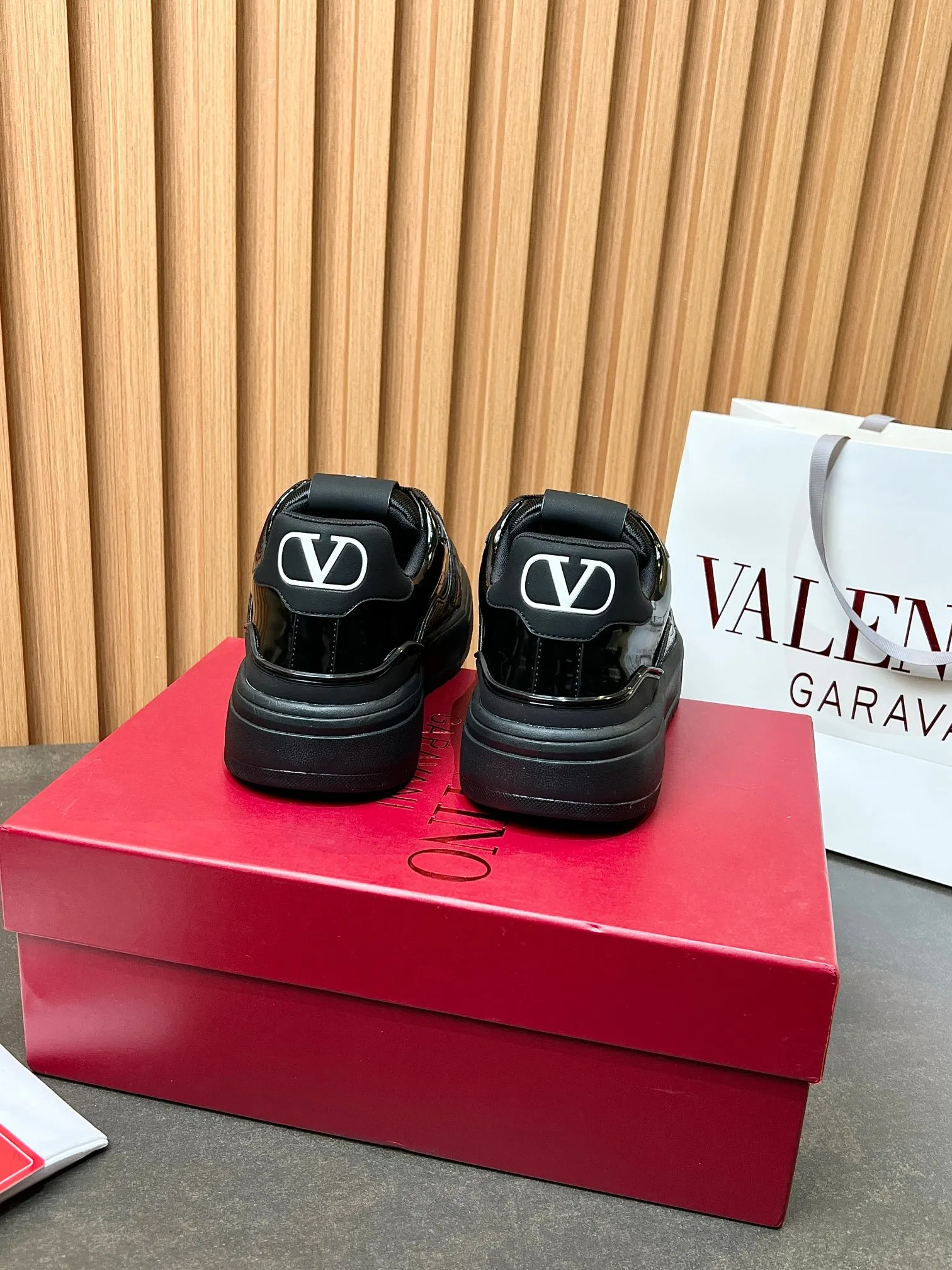 👟👟Ex-factory price 680👟👟 𝑽𝒂𝒍𝒆𝒏𝒕𝒊𝒏𝒐Valentino 𝑶𝒏𝒆𝑺𝒕𝒖𝒅 Couple's sneaker series Valentino 2025 latest couple's sneakers same style for celebrities Hot sale. The original ZP was purchased and dismantled. Repeated printing and modification. Trying to restore the original version 1:1! Top luxury masterpiece, soft and comfortable, combining fashion and leisure, bringing excellent and elegant texture and excellent on-foot comfort. Top purchasing version upper: imported calfskin surface/original oil edge craftsmanship. Lining: water-dyed cowhide lining. Outsole: original development 𝐓𝐏𝐔 two-color combination outsole. Packaging: original configuration complete package. Code number: 34-44